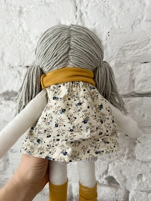 lalka szmaciana z krótkimi włosami w kwiecistej sukience.webp