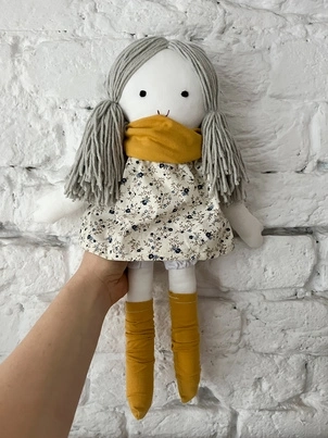 lalka szmaciana w sukience w kwiatki.webp