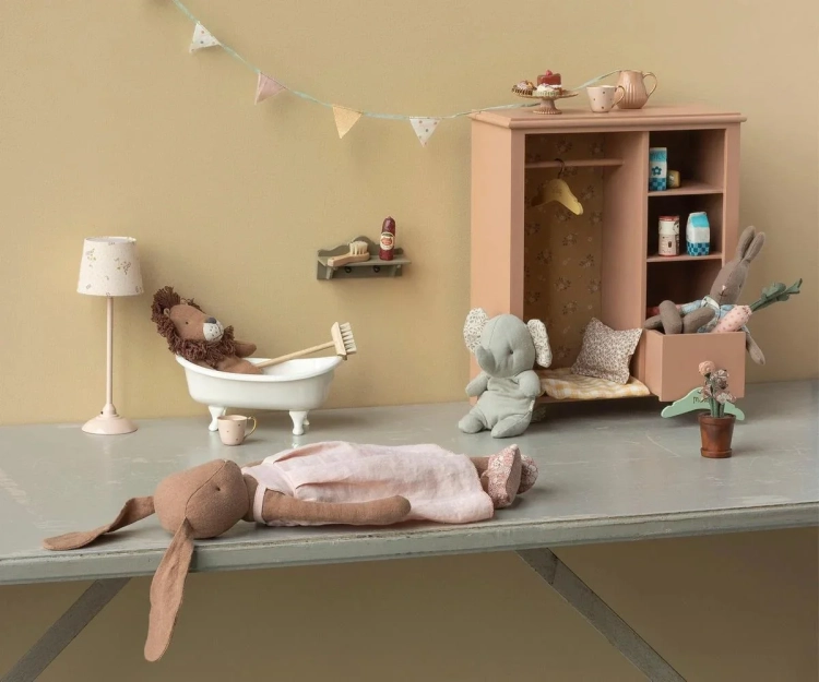 czekoladowa-kroliczka-w-sukience-i-baletkach-42-cm-lniana-bunny-size-3-krolik-maskotka-przytulanka-maileg (1).webp