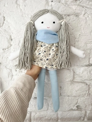 lalka szmaciana z szarymi długimi włosami.webp