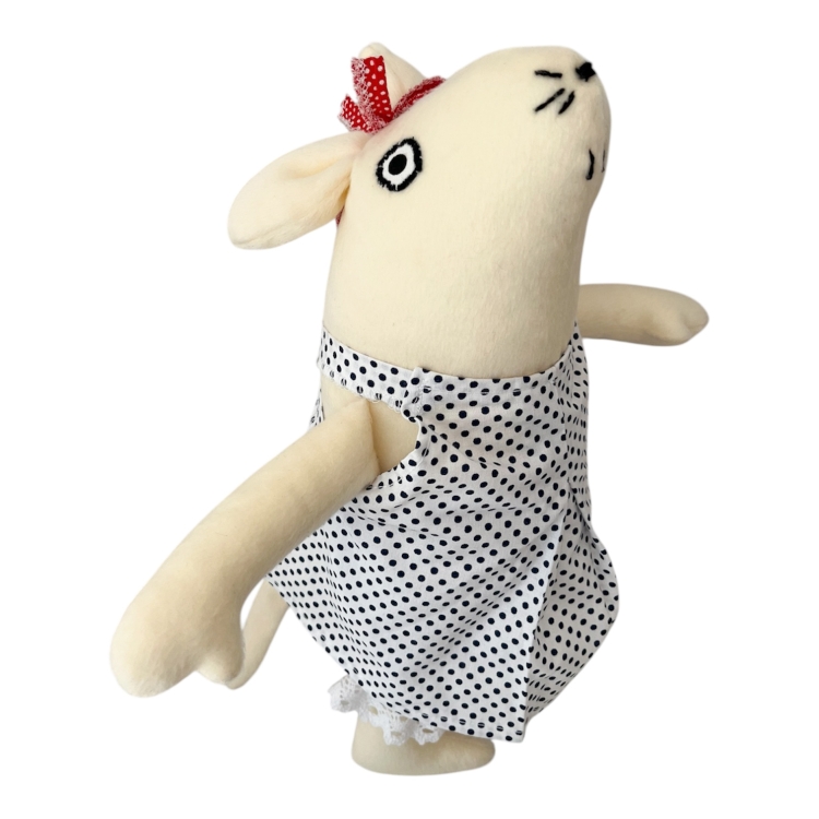 przytulanka mysz w sukience w granatowe kropki.JPG