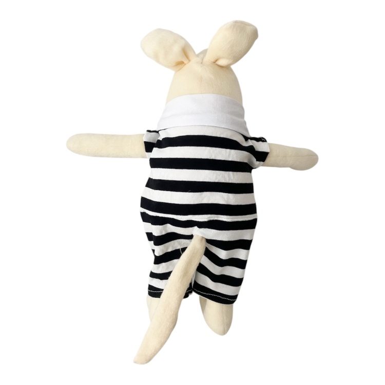 mysz w ubranku w czarne paski i w krawacie.JPG