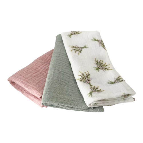 zestaw trzech pieluszek muślinowych do ulewania dla dziewczynki.JPG