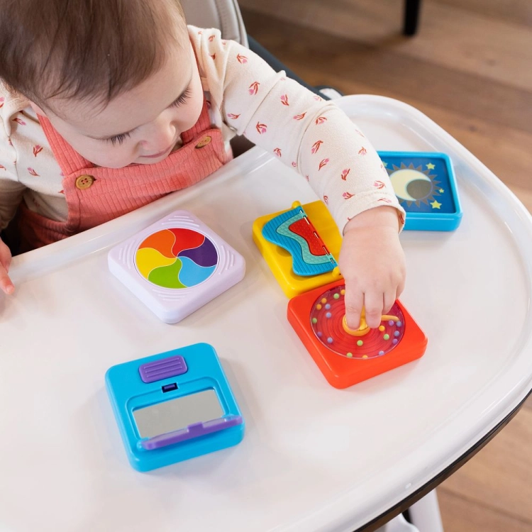 fat brain toy sensoryczne kwadraty zestaw ze zgarniaczem kuleczek.jpg