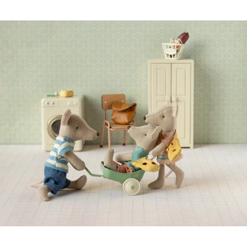 myszka-mlodsza-siostra-z-torebka-little-sister-mouse-with-bag-maileg (2).webp