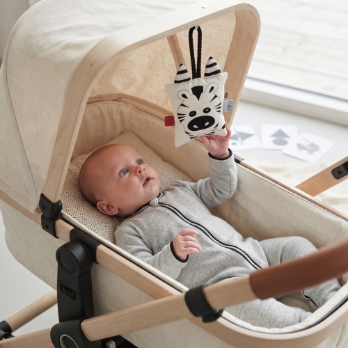 kontrastowa zawieszka grzechotka Zebra przyczepiona do wózka.JPG