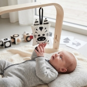niemowlę bawiące się na macie grzechotką kontrastową Zebra.JPG